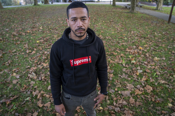 Zakaria no sabe nada de sus familiares desde que embarcaron hace más de veinte días. (Gorka RUBIO/FOKU)