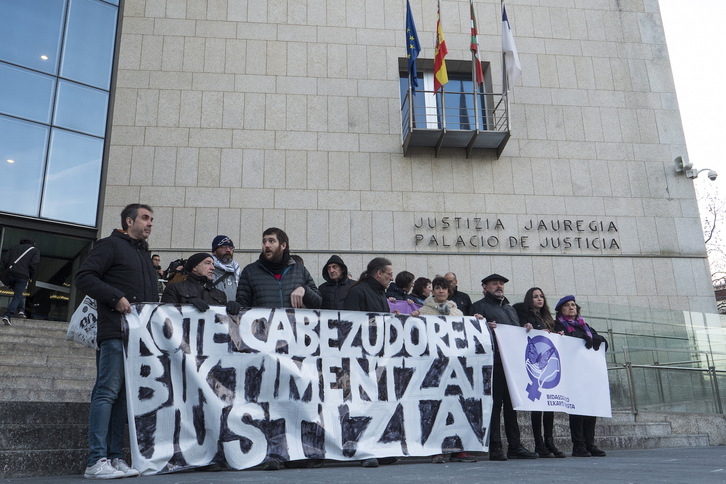 Movilización para pedir justicia para las víctimas de Kote Cabezudo, frente a los juzgados de Donostia. (Andoni CANELLADA/FOKU)
