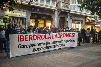 Concentración ante una de las oficinas de Iberdrola en Gasteiz. (Jaizki FONTANEDA/AFP)