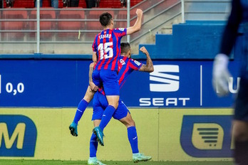 Tejero celebra el 1-0 con Stoichkov, autor del gol y pichichi de la categoría con siete dianas. (Twitter EIBAR)