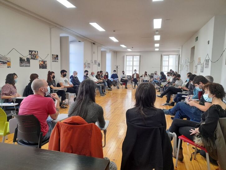 Eskubide Sozialen Kartako eragileek egindako bilera. (LAB)