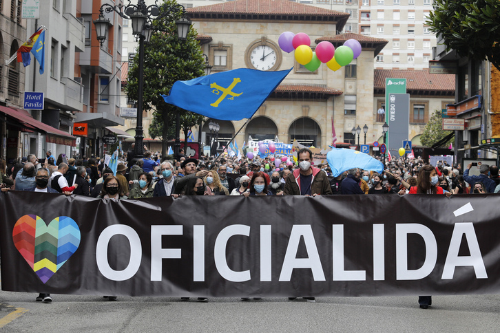 Marcha en Oviedo en apoyo a la oficialidad del asturianu. (Jorge PETEIRO/EUROPA PRESS)