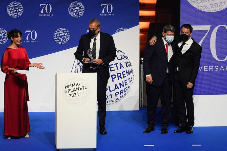El trío creador de Carmen Mola, al recibir el premio Planeta. (Josep LAGO/AFP) 