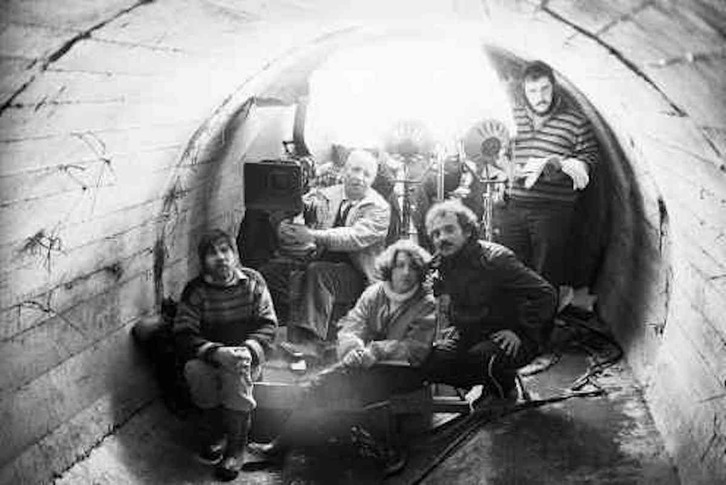 El equipo técnico que participó en el rodaje de «La fuga de Segovia» posa en el interior de la recreación del túnel que sirvió como vía de escape. (Jesús URIARTE)