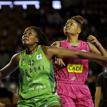 Tamara Seda pelea por la posición con Tunstull. (SEDÍS BASQUET)