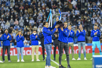 Todos los integrantes del staff y de la plantilla se han fotografiado antes del partido con el Mallorca en el centro del campo con la Copa. (Gorka RUBIO / FOKU)