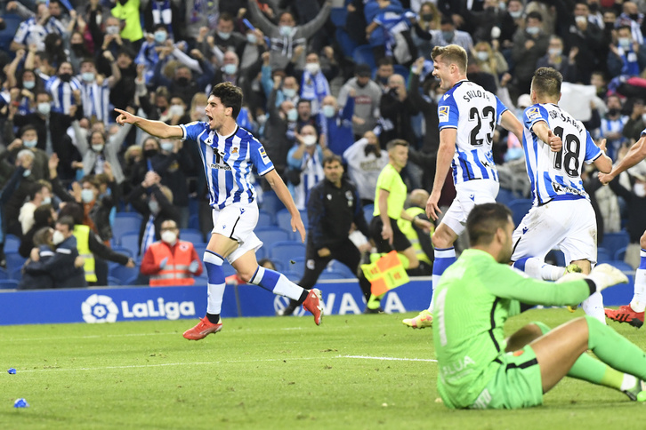 Julen Lobete, eufórico, celebra el gol de la victoria. (Gorka RUBIO / FOKU)