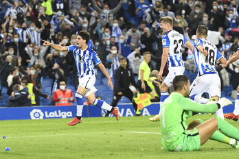 Julen Lobete, eufórico, celebra el gol de la victoria. (Gorka RUBIO / FOKU)