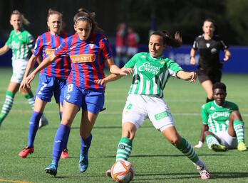 Aída intenta llevarse el balón ante Ana González. (SD Eibar)