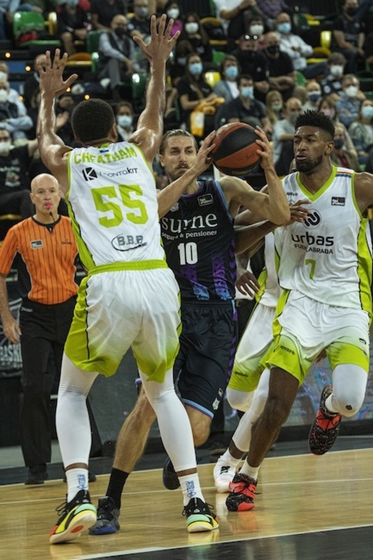 Azken laurdenean Valentin Bigotek saskiratu dituen hirukoak ezinbestekoak izan dira Bilbao Basketek partida eramateko. (Monika DEL VALLE / FOKU)