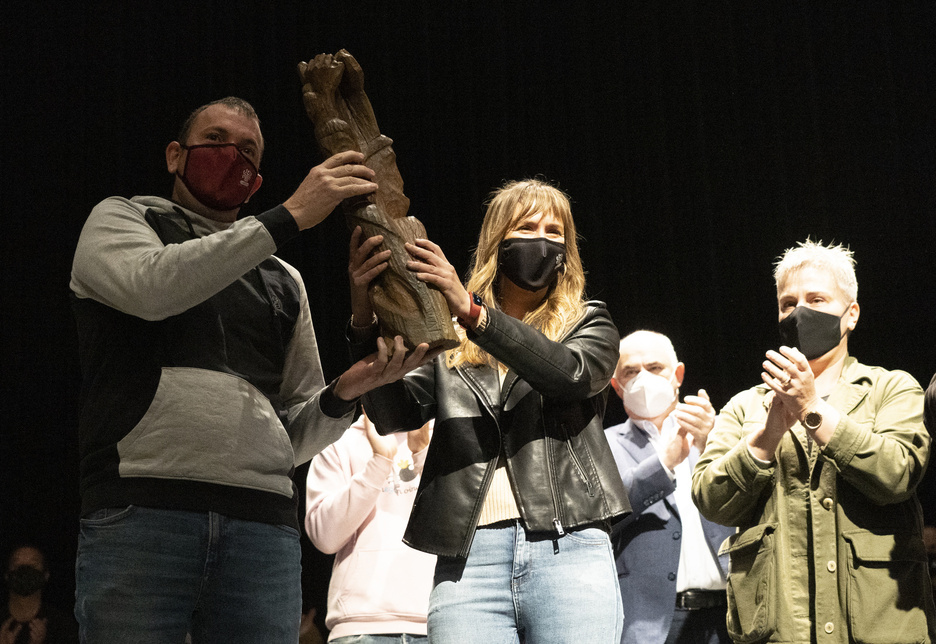 Tafallako Fayos Garcés ikastolako ordezkariek jaso dute testigua. (Raul BOGAJO/FOKU) Tafallako Fayos Garcés ikastolako ordezkariek jaso dute testigua. (Raul BOGAJO/FOKU)