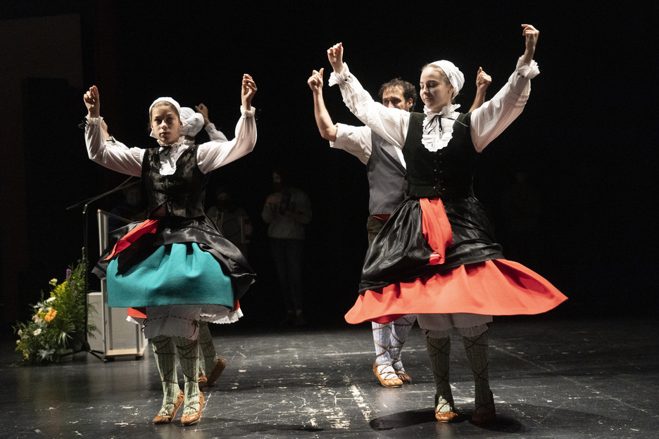 Dantzariek girotu dute igandeko ekitaldia. (Raul BOGAJO/FOKU) Dantzariek girotu dute igandeko ekitaldia. (Raul BOGAJO/FOKU)