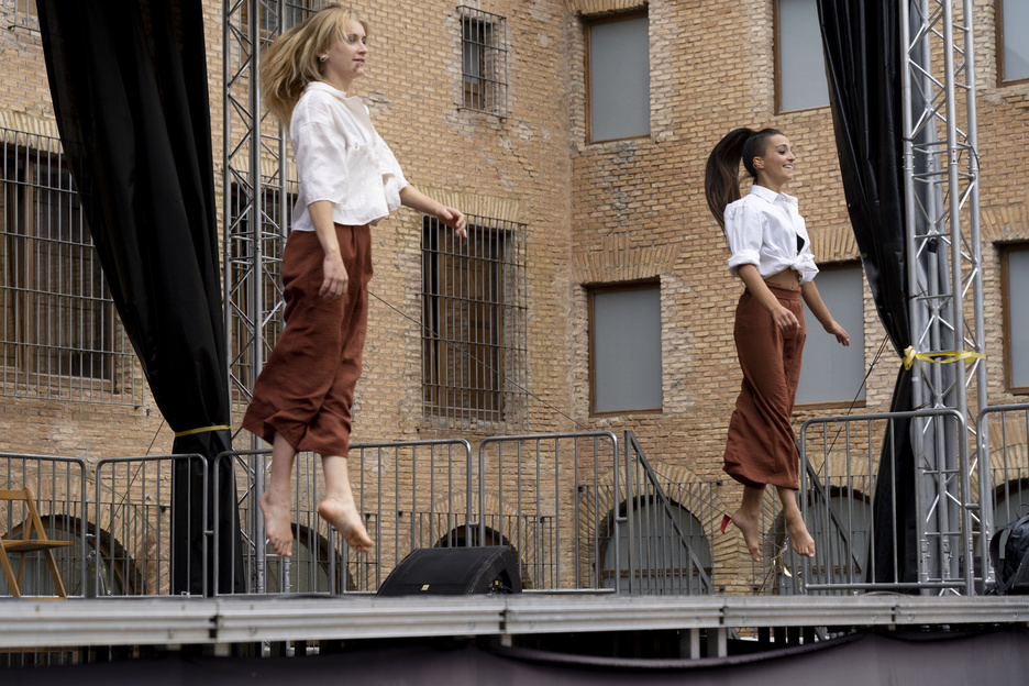 Dantzariak, eguna girotzen. (Raul BOGAJO/FOKU) Dantzariak, eguna girotzen. (Raul BOGAJO/FOKU)