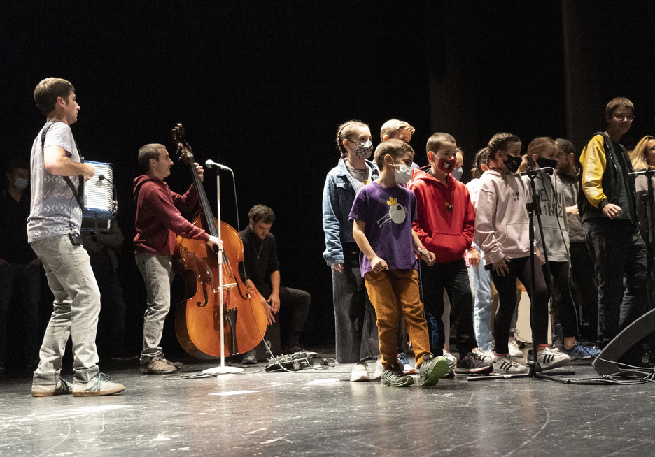 Igandeko ekitaldian Nafarroa Oinez 2021eko kantua zuzenean eskaini dute. (Raul BOGAJO/FOKU) Igandeko ekitaldian Nafarroa Oinez 2021eko kantua zuzenean eskaini dute. (Raul BOGAJO/FOKU)