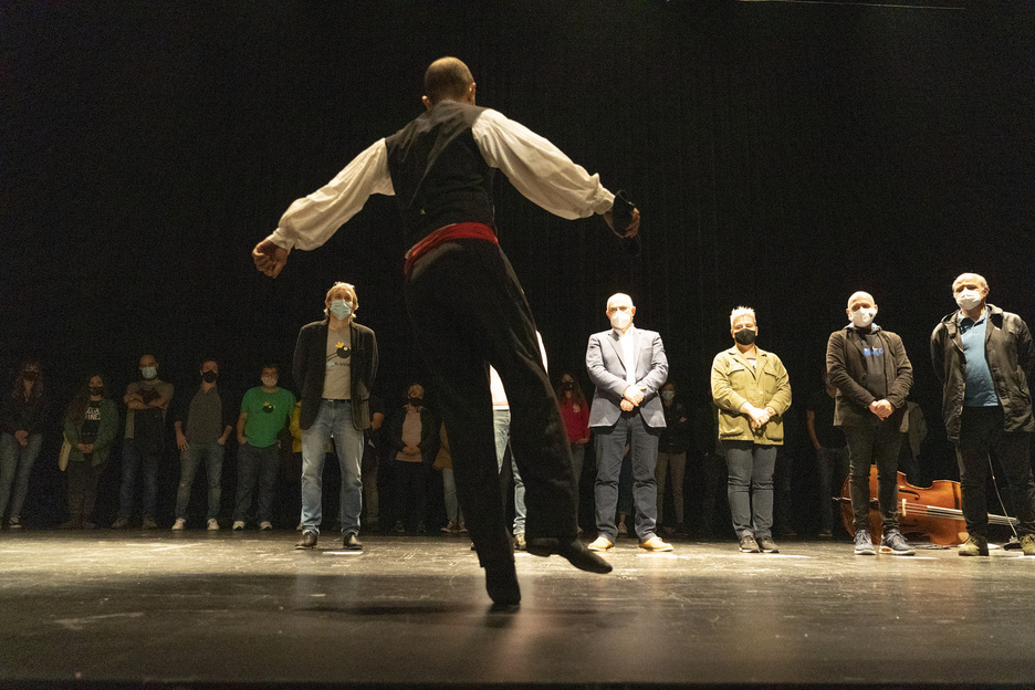 Aurreskua ekitaldiko gonbidatuei. (Raul BOGAJO/FOKU) Aurreskua ekitaldiko gonbidatuei. (Raul BOGAJO/FOKU)