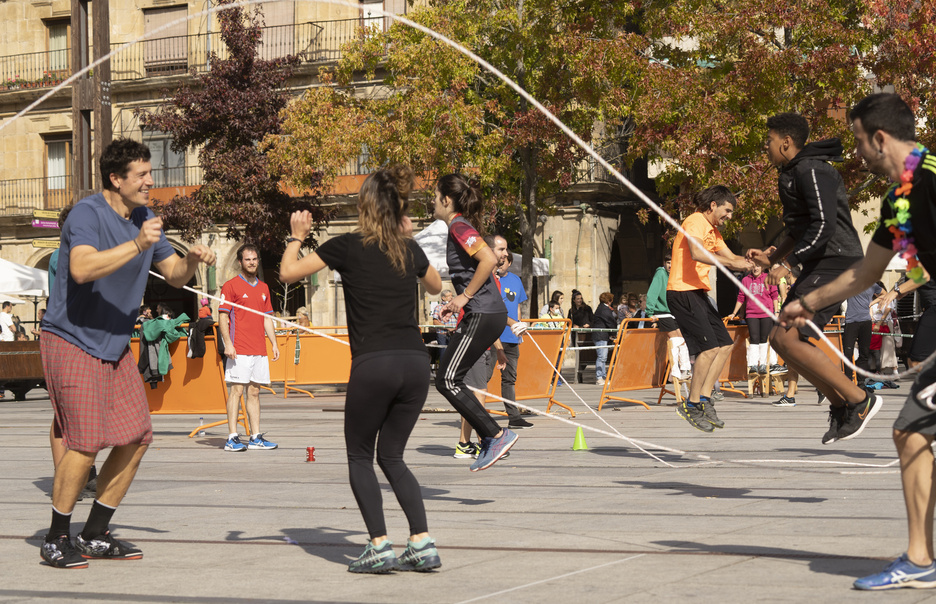 Sokasaltoan ibili ziren larunbatean hainbat lagun. (Jagoba MANTEROLA/FOKU) Sokasaltoan ibili ziren larunbatean hainbat lagun. (Jagoba MANTEROLA/FOKU)