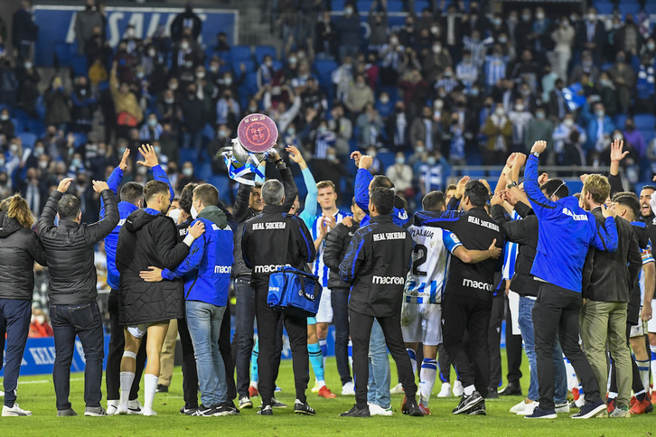 Imanol levanta la Copa tras el partido en la noche que reflejó la conexión entre el equipo y su afición. (Gorka RUBIO/FOKU)