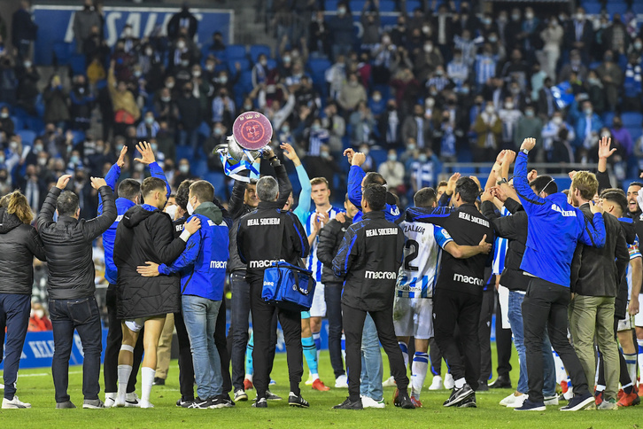 Imanol levanta la Copa tras el partido en la noche que reflejó la conexión entre el equipo y su afición. (Gorka RUBIO/FOKU)