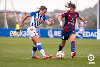 Amaiur ha protagonizado las dos ocasiones más peligrosas del primer tiempo para la Real. En la imagen, encara a María Méndez.. (LaLiga)