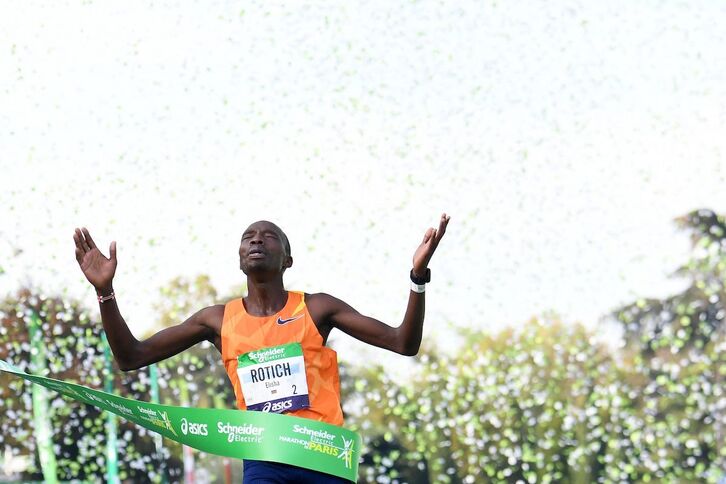 El keniano Elisha Rotich celebra la victoria en el maratón parisino. (Alain JOCARD / AFP)