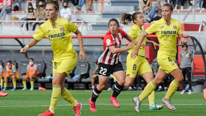Peke, autora del primer gol rojiblanco, busca hueco en el área entre las defensas visitantes. (Athletic Club)