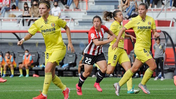 Peke, autora del primer gol rojiblanco, busca hueco en el área entre las defensas visitantes. (Athletic Club)