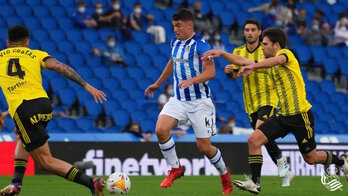Aldasoro conduce el balón ante el buen entramado defensivo del Oviedo. (REAL SOCIEDAD) 