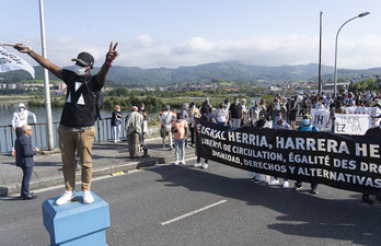 Movilización, el 29 de mayo de 2021, para denunciar los «controles racistas» y pedir que se levante el féreo control e la muga de Irun. (Jagoba MANTEROLA)