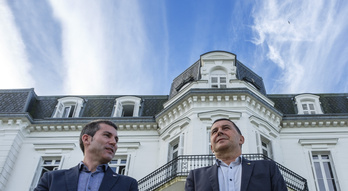 Arkaitz Rodriguez y Arnaldo Otegi, en Aiete. (Jon URBE | FOKU)