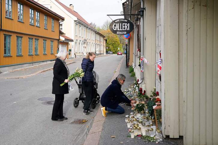Flores en el lugar donde murieron algunas de las víctimas del ataque registrado en Noruega la semana pasada. (Terje BENDIKSBY/AFP) 