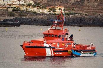 Un barco de Salvamento Marítimo llega al puerto de Tenerife con la patera de los inmigrantes fallecidos. (EUROPA PRESS)