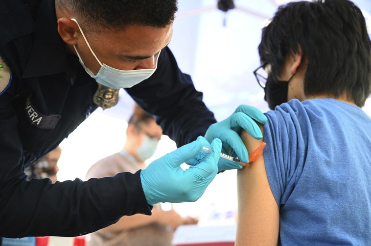 Un menor recibe una dosis de la vacuna de Pfizer en Los Ángeles, California. (Robyn BECK/AFP)