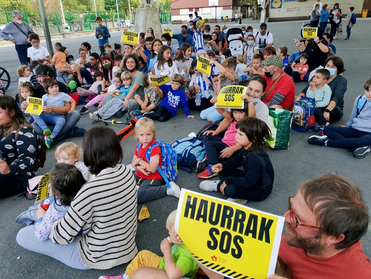 Protesta contra la obligación de mantener las mascarillas a menores de 12 años en la CAV. (Haurrak Ere Bai)