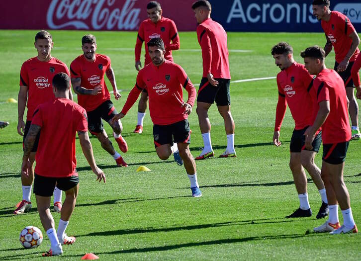 Luis Suárez entrena con el Atlético antes de enfrentarse a uno de sus exequipos, el Liverpool. (Javier SORIANO/AFP)