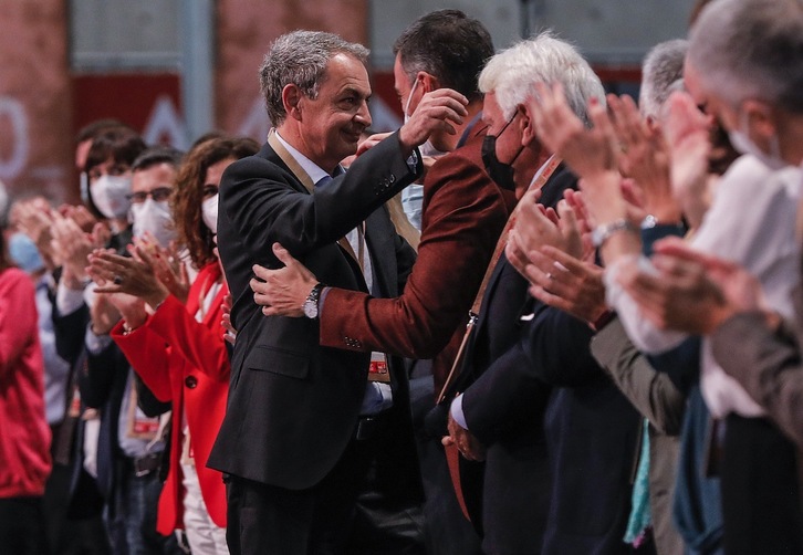Zapatero abraza a Sánchez en presencia de González. (Rober SOLSONA/EUROPA PRESS)