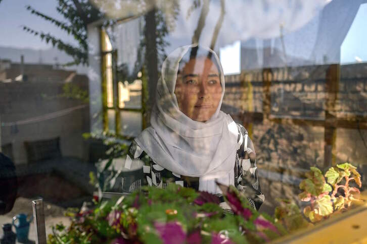 La joven afgana de 16 años Amena espera a que reabran los colegios femeninos. (Bulent KILIC/AFP)