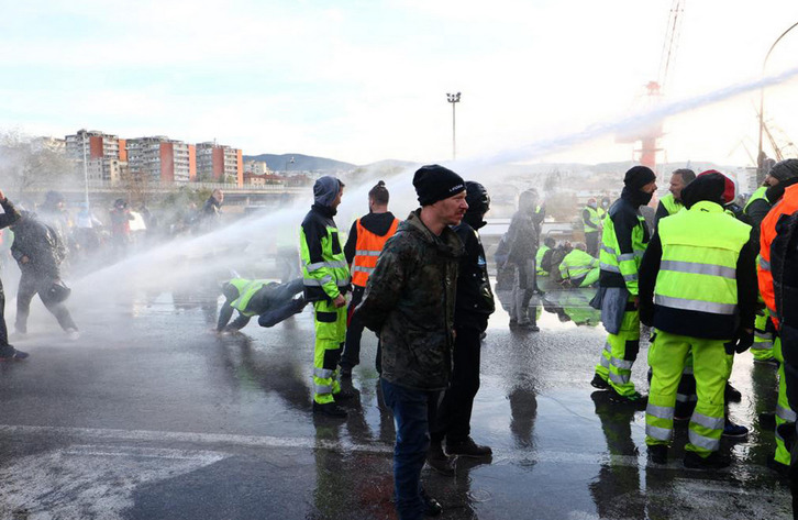 La Policía ha dispersado a los manifestantes con agua a presión. (STRINGER /ANSA /AFP)