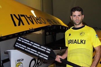 Ander Etxegoien posa con la camiseta amarillade Orio (ORIO ARRAUNKETA ELKARTEA)