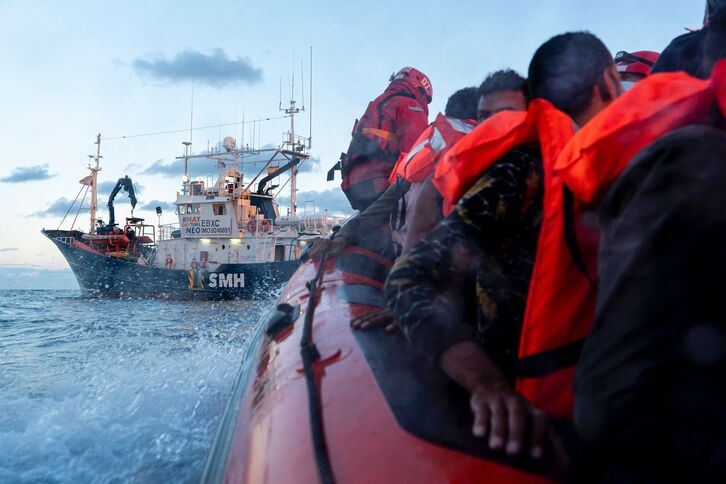 Imagen del rescate realizado este martes por el buque Aita Mari (SMH)