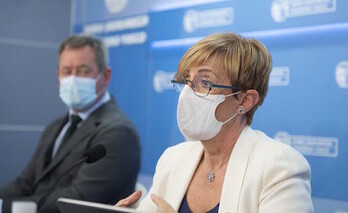 La consejera Arantxa Tapia ha comparecido junto al portavoz del Gobierno, Bingen Zupiria. (Mikel ARRAZOLA-IREKIA)