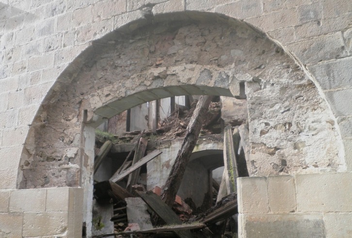 Huella del arco de piedra arrancado de un edificio en ruinas en el despoblado de Zuza. (NAIZ)