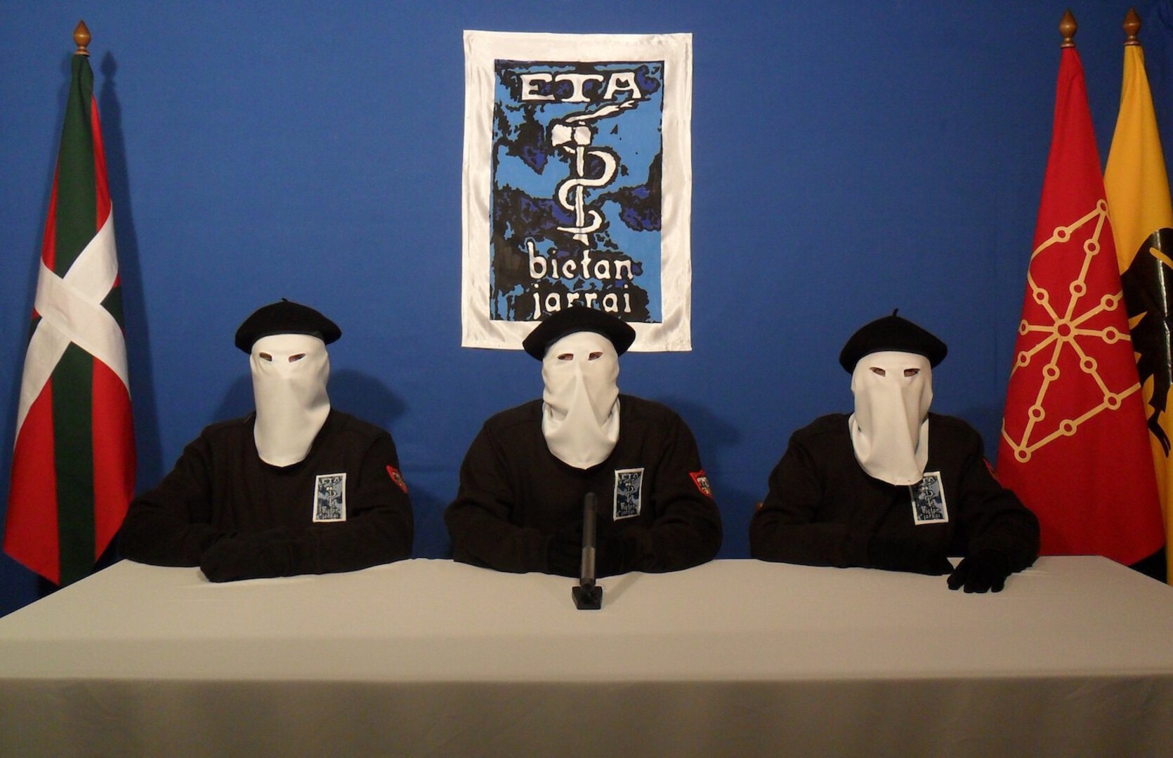 Tres encapuchados hicieron pública la declaración de ETA de cese de la actividad armada.