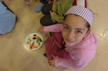 Alumna de un centro de Iruñea con un almuerzo ecológico. (Jon URBE/FOKU)