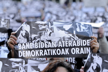 Gernikako Akordioak Polizia indarrek egindako sarekada baten kontra 2011ko urtarrilean deituriko mobilizazioa. (Iñigo URIZ/FOKU)