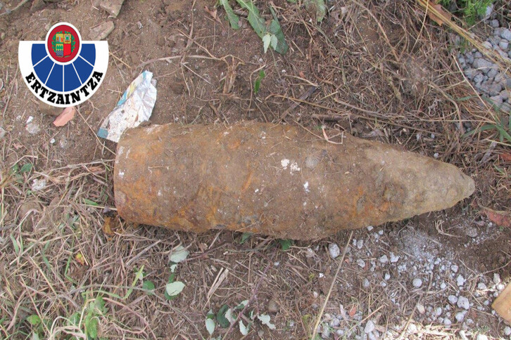 El obús, antes de ser explosionado de forma controlada. (Ertzaintza)