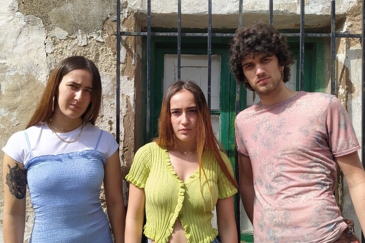 Laster aterako dute estreinako albuma J Martina taldekoek.