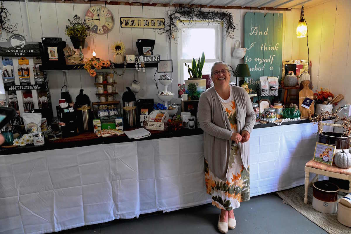 Yvonne Wallech sonríe en su tienda de souvenirs. (ROBERTO SCHMIDT / AFP)
