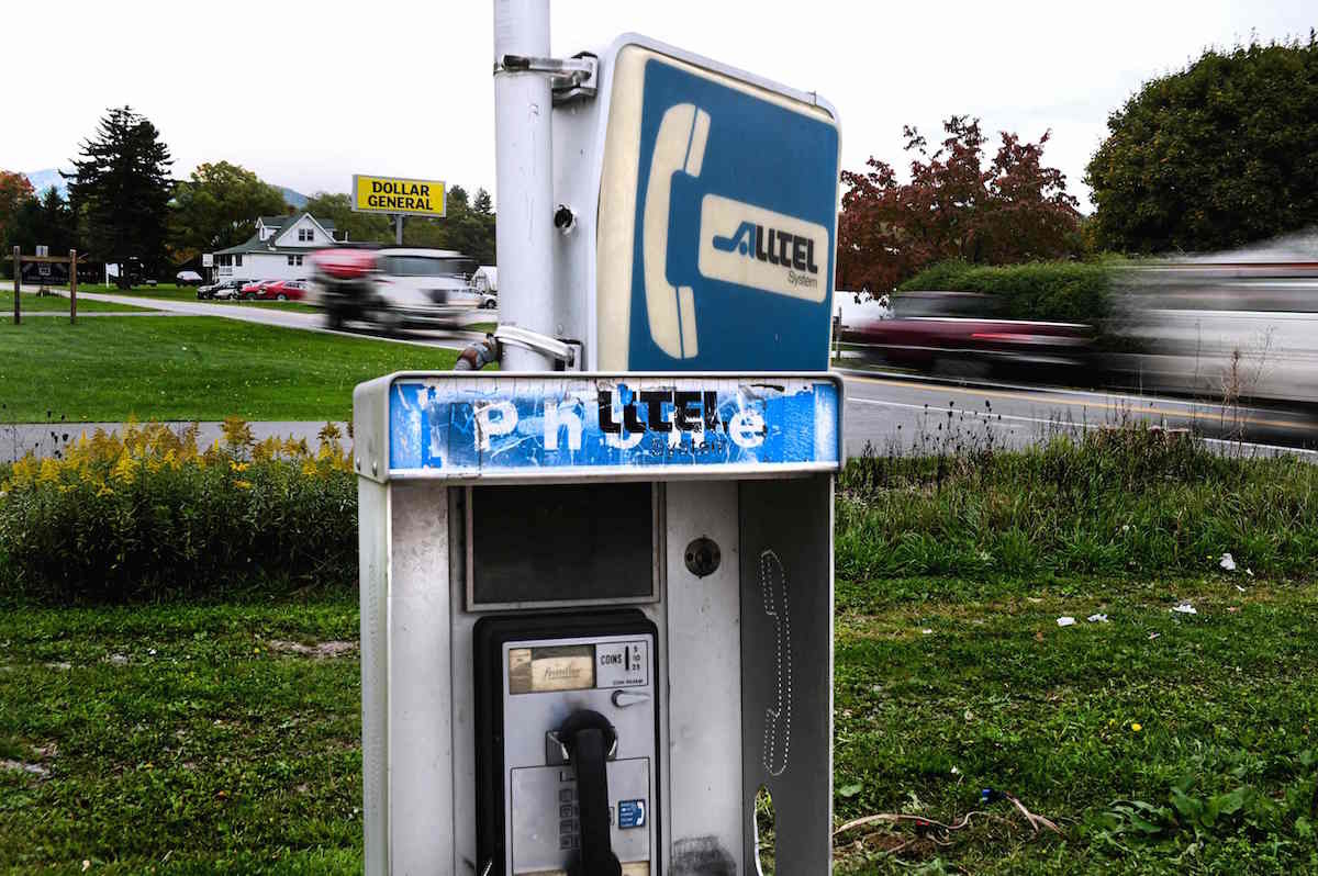 Una cabina de teléfono en Green Bank. (ROBERTO SCHMIDT / AFP)
