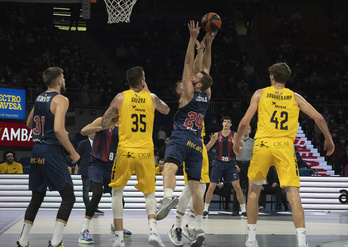 Matt Costello pelea por el balón en un partido de Liga ante el Tenerife. (Raúl BOGAJO/FOKU)