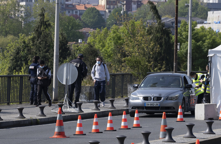 Policías franceses controlan a vehículos y peatones en la muga de Santiago. (Jagoba MANTEROLA)